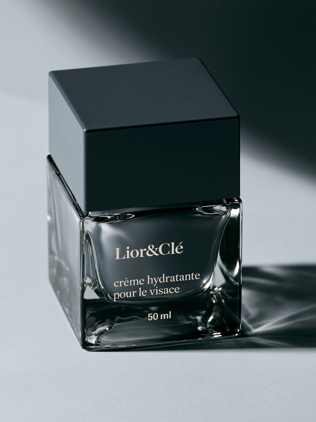 Beauté — flacon parfum, lumière dorée